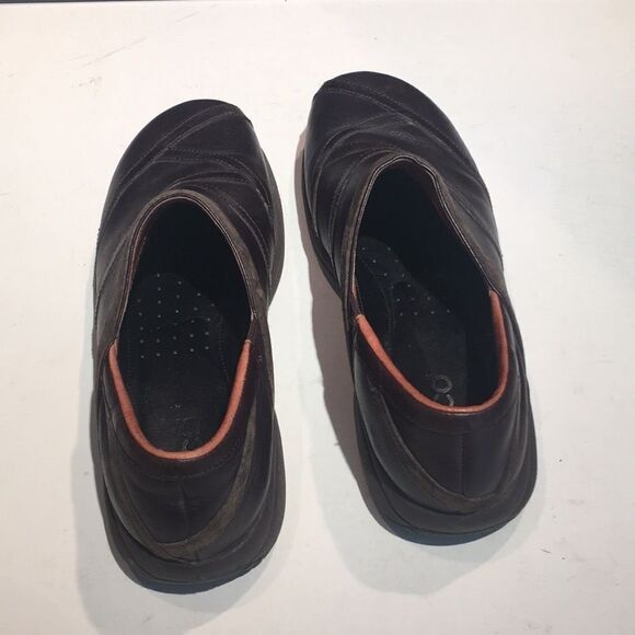 Stylish Comfort: Merrell Ecco Prime Patch Brown Leather Clogs - Size 9 - Picture 3 of 13